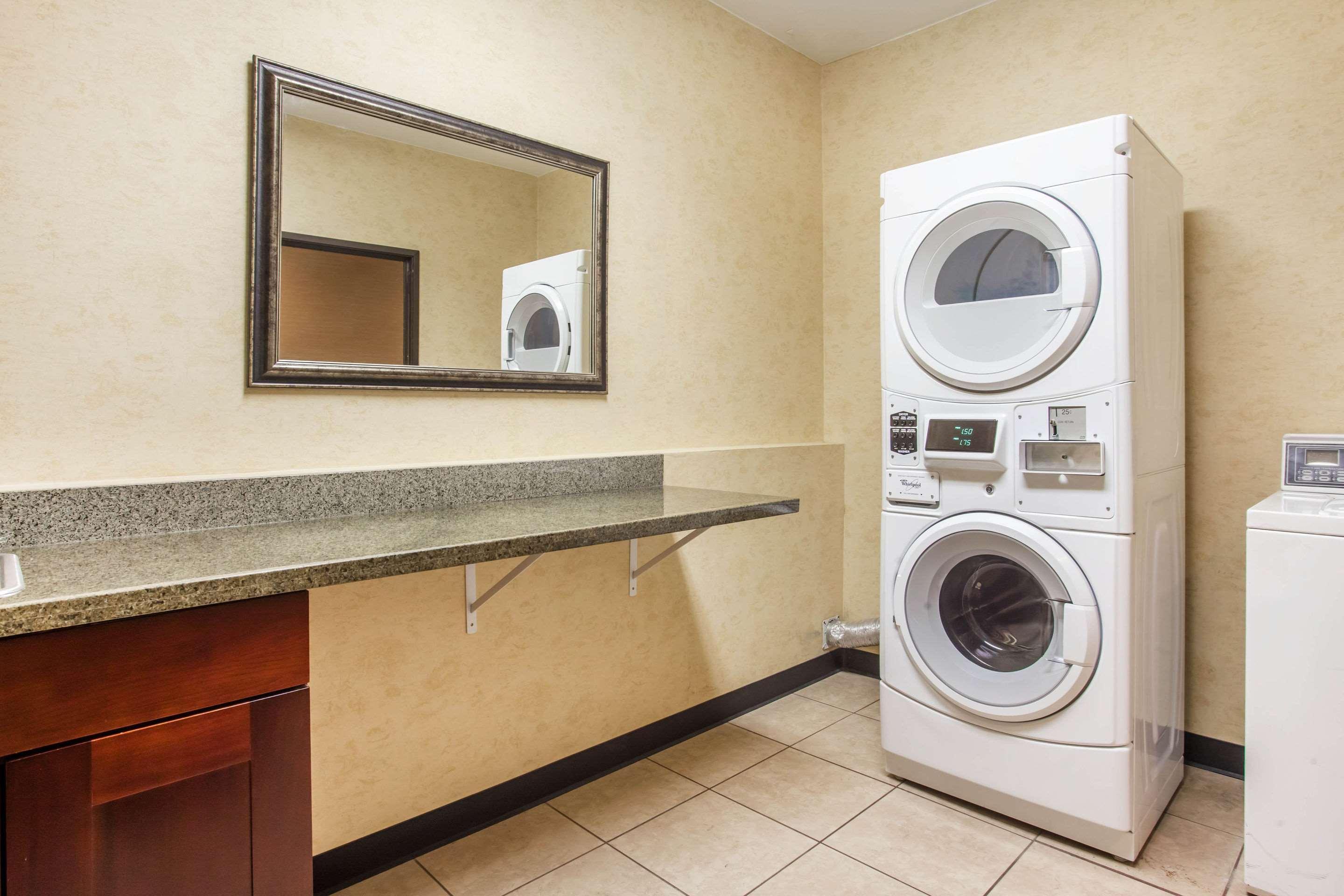 Comfort Suites Near Vancouver Mall Bagian luar foto