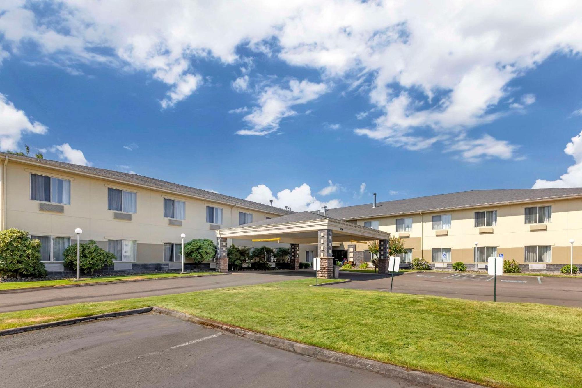 Comfort Suites Near Vancouver Mall Bagian luar foto