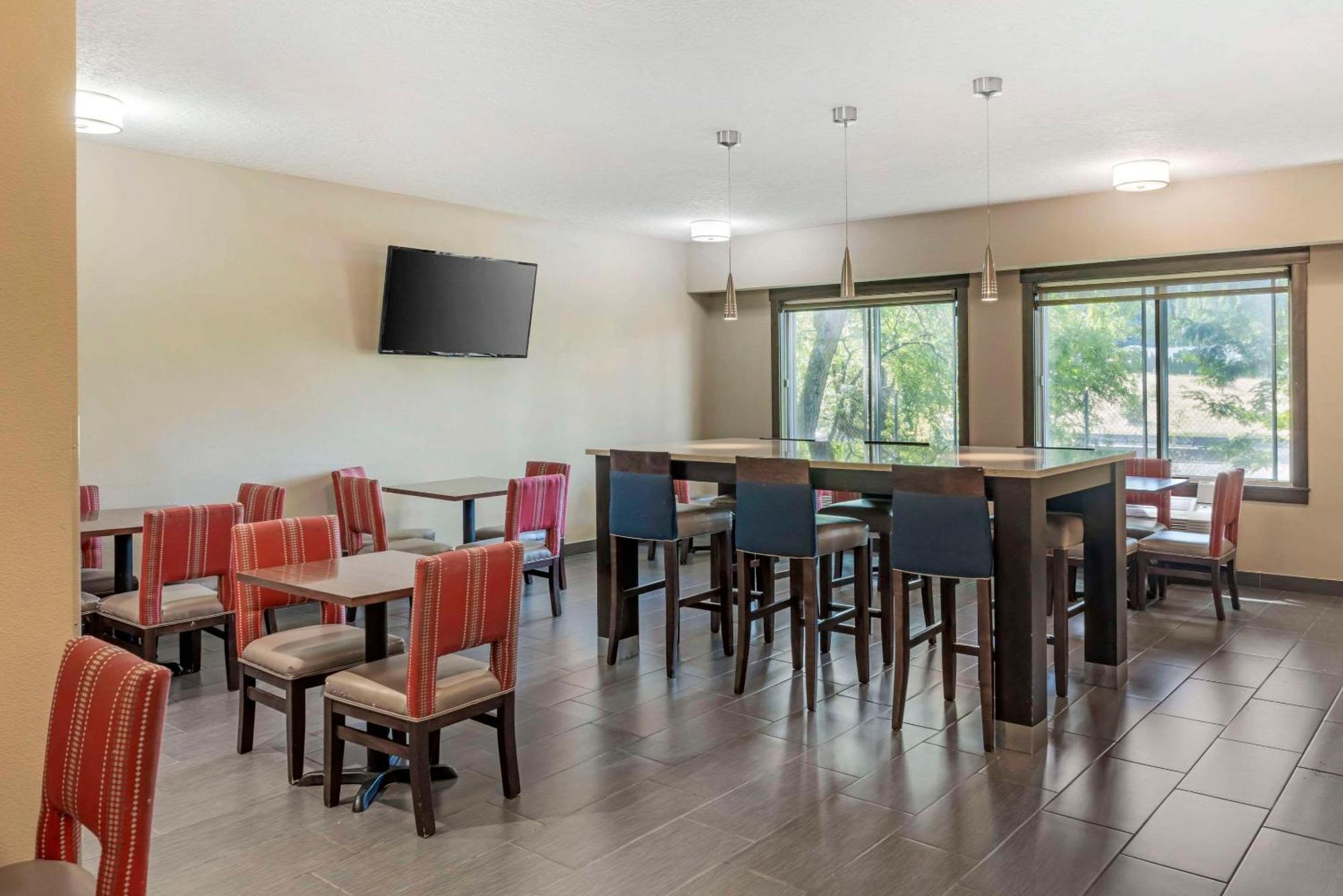 Comfort Suites Near Vancouver Mall Bagian luar foto