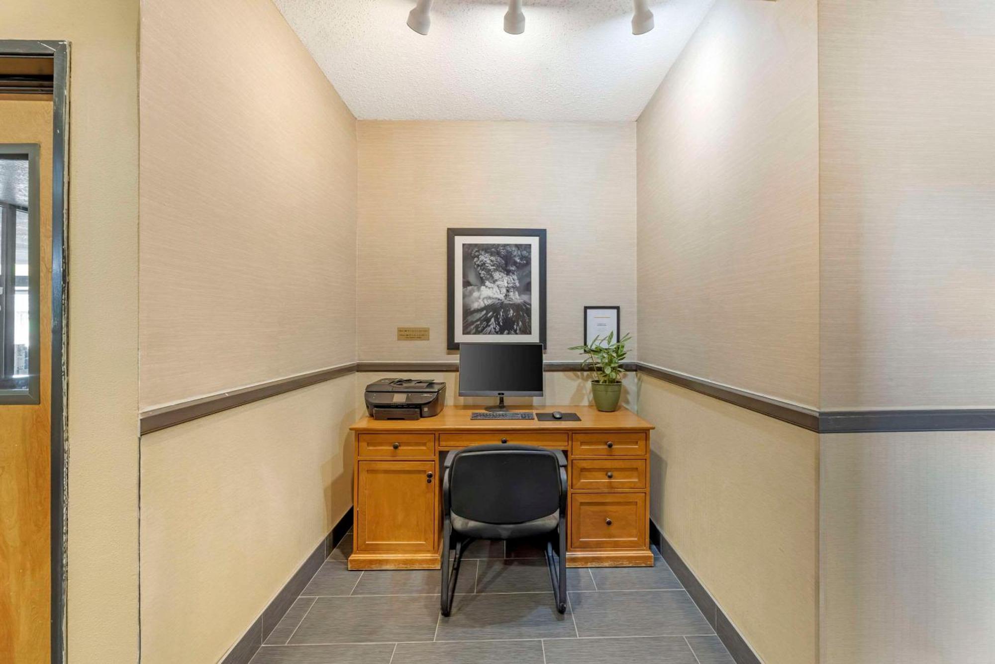 Comfort Suites Near Vancouver Mall Bagian luar foto