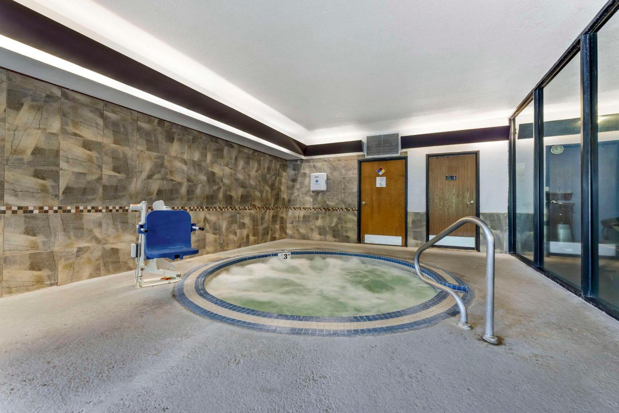 Comfort Suites Near Vancouver Mall Bagian luar foto