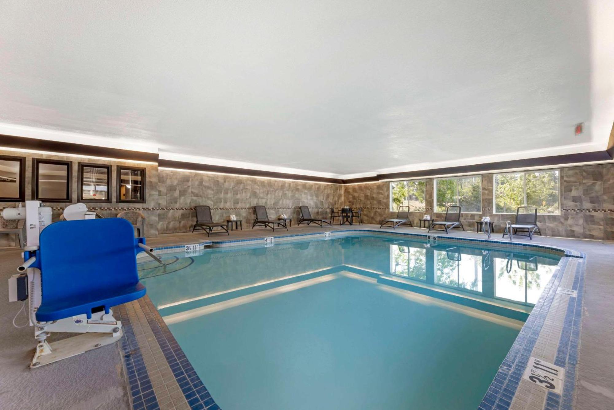 Comfort Suites Near Vancouver Mall Bagian luar foto