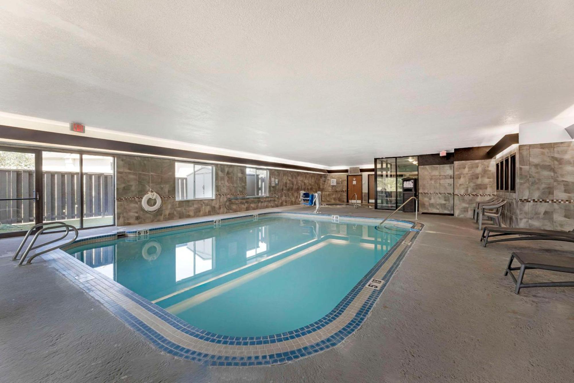 Comfort Suites Near Vancouver Mall Bagian luar foto