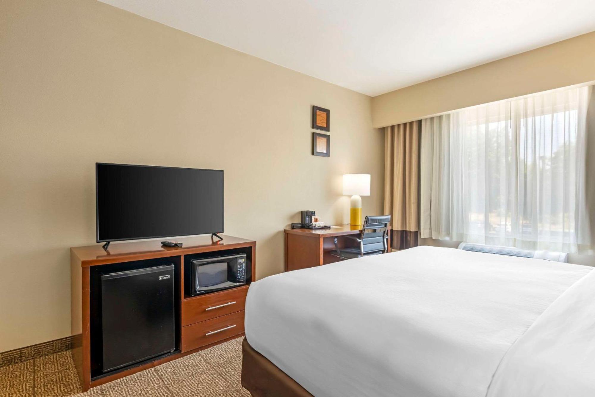 Comfort Suites Near Vancouver Mall Bagian luar foto