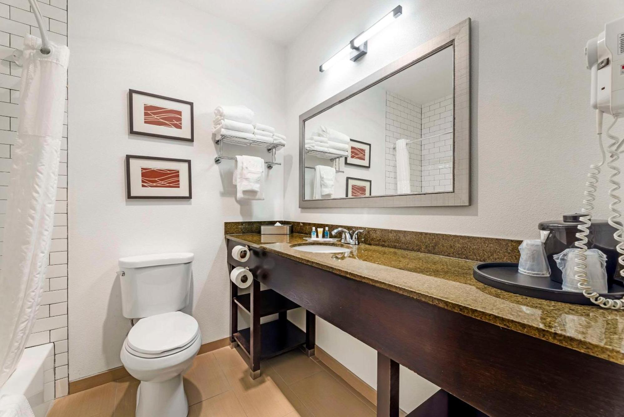 Comfort Suites Near Vancouver Mall Bagian luar foto