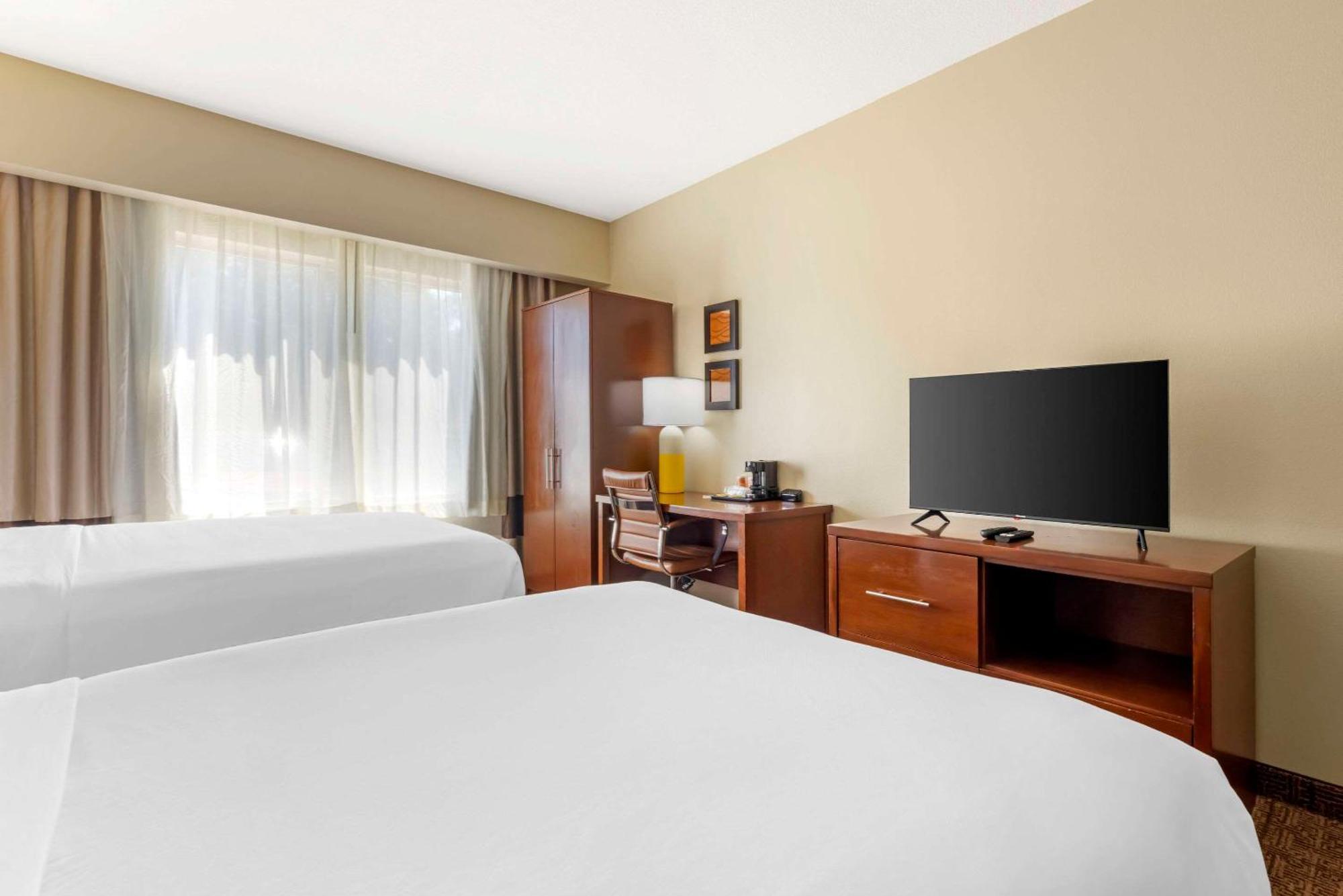 Comfort Suites Near Vancouver Mall Bagian luar foto