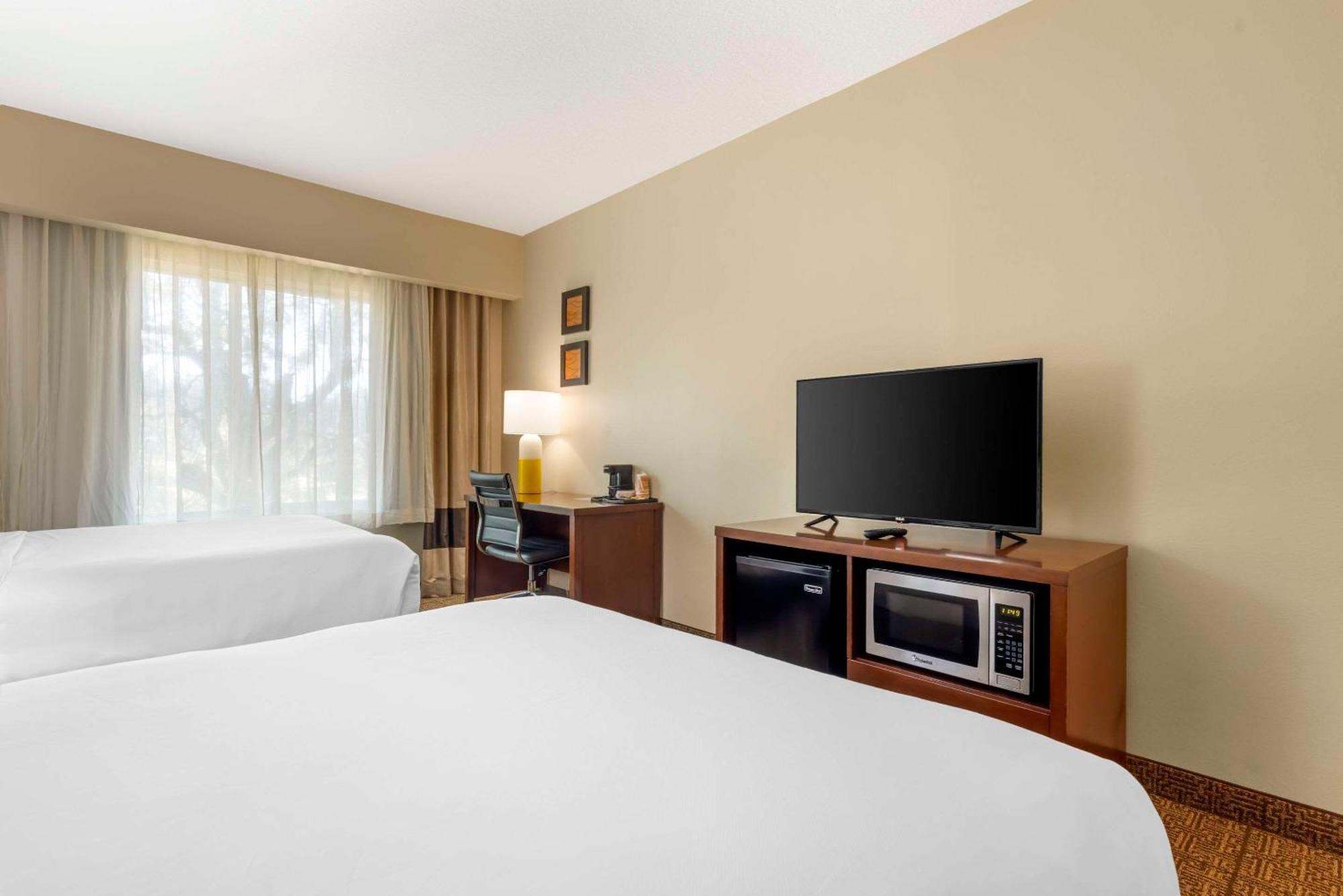 Comfort Suites Near Vancouver Mall Bagian luar foto