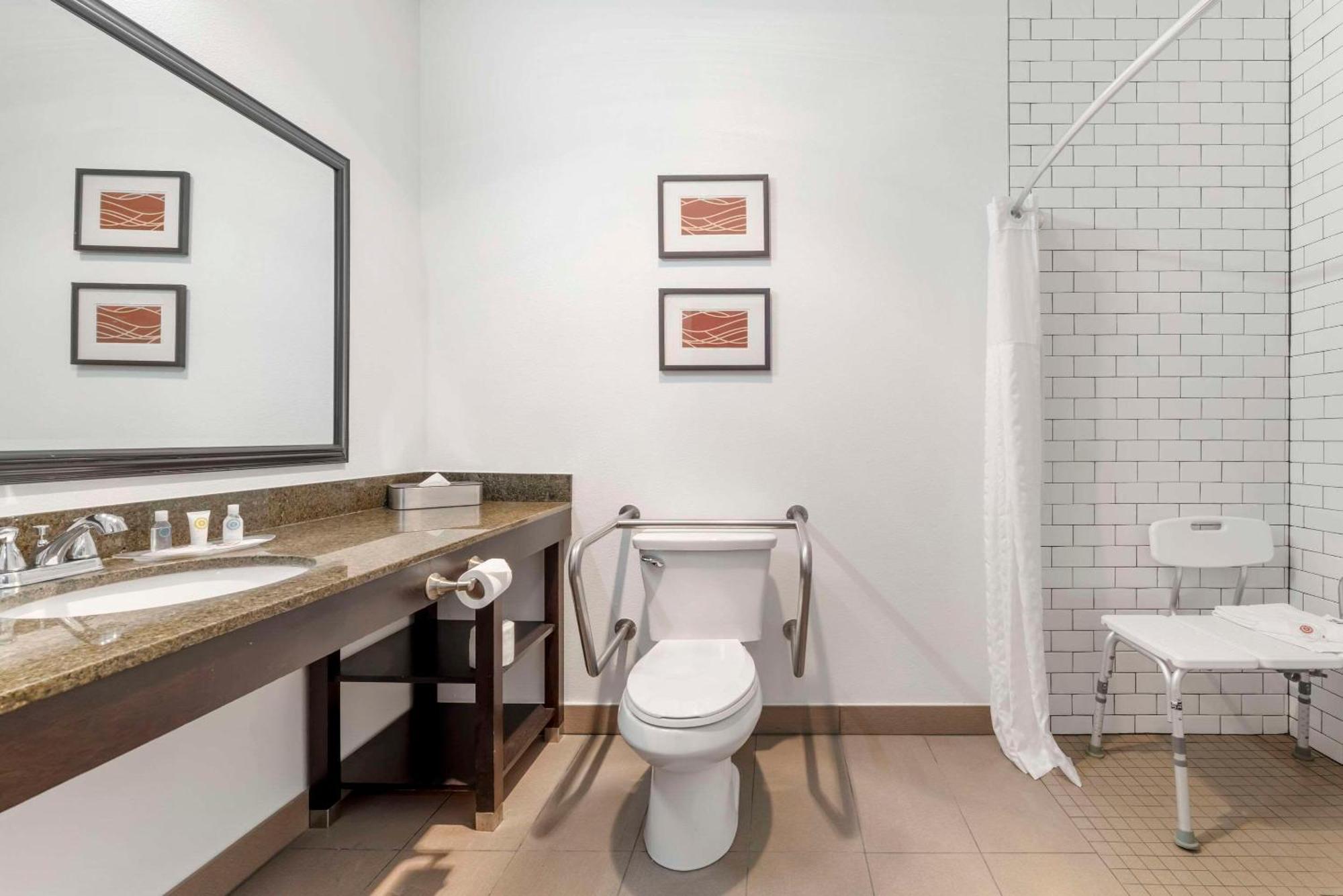 Comfort Suites Near Vancouver Mall Bagian luar foto