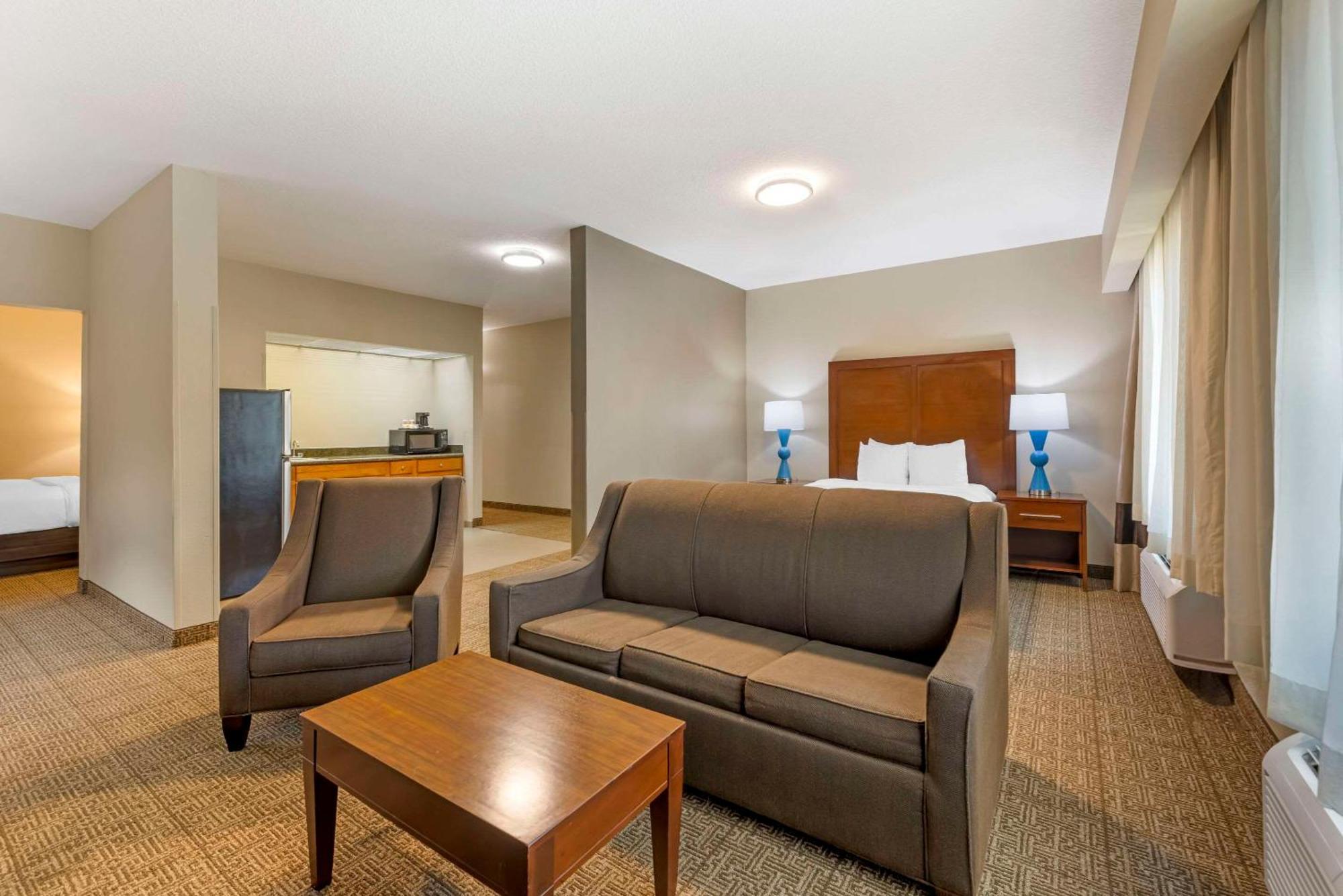 Comfort Suites Near Vancouver Mall Bagian luar foto
