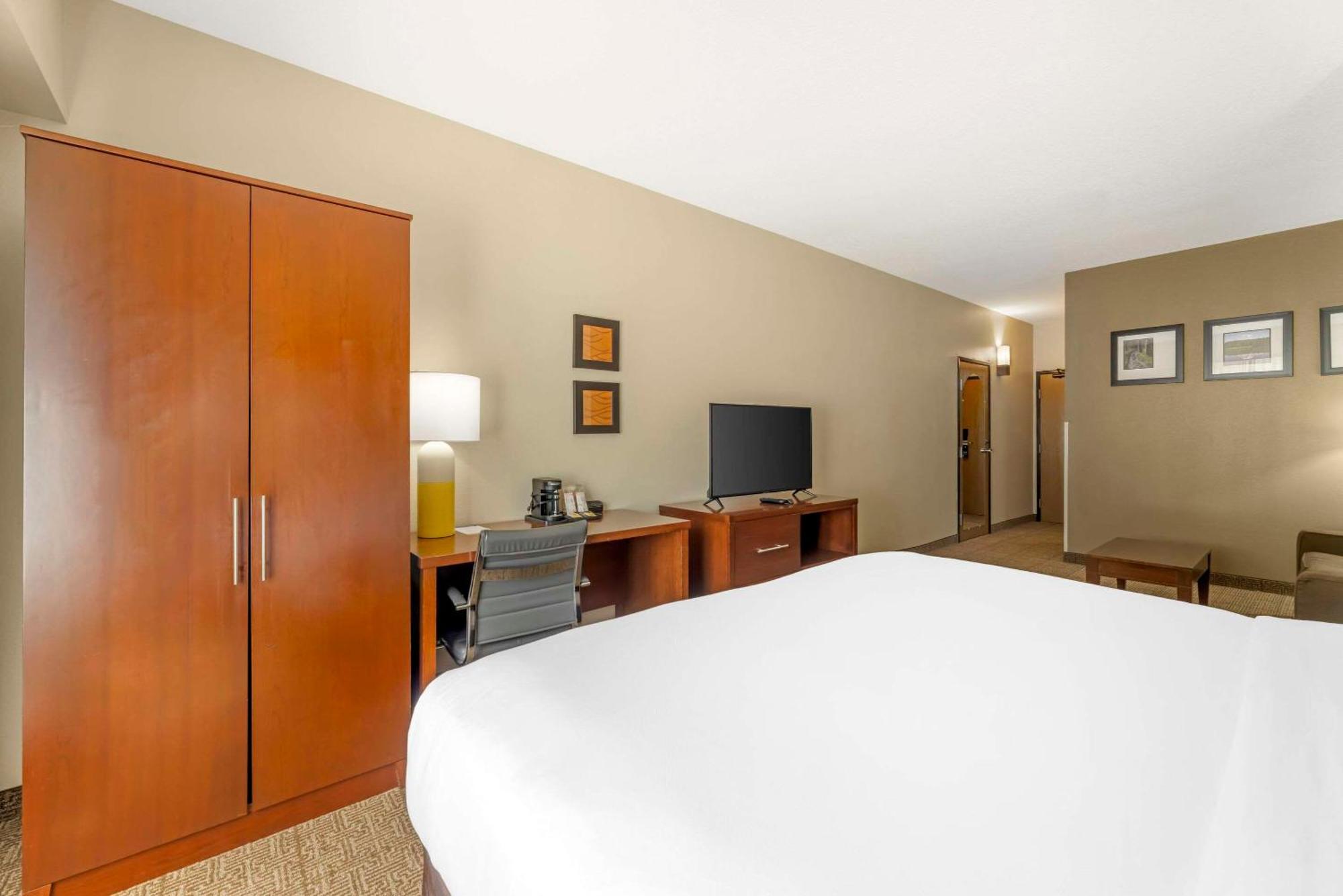 Comfort Suites Near Vancouver Mall Bagian luar foto