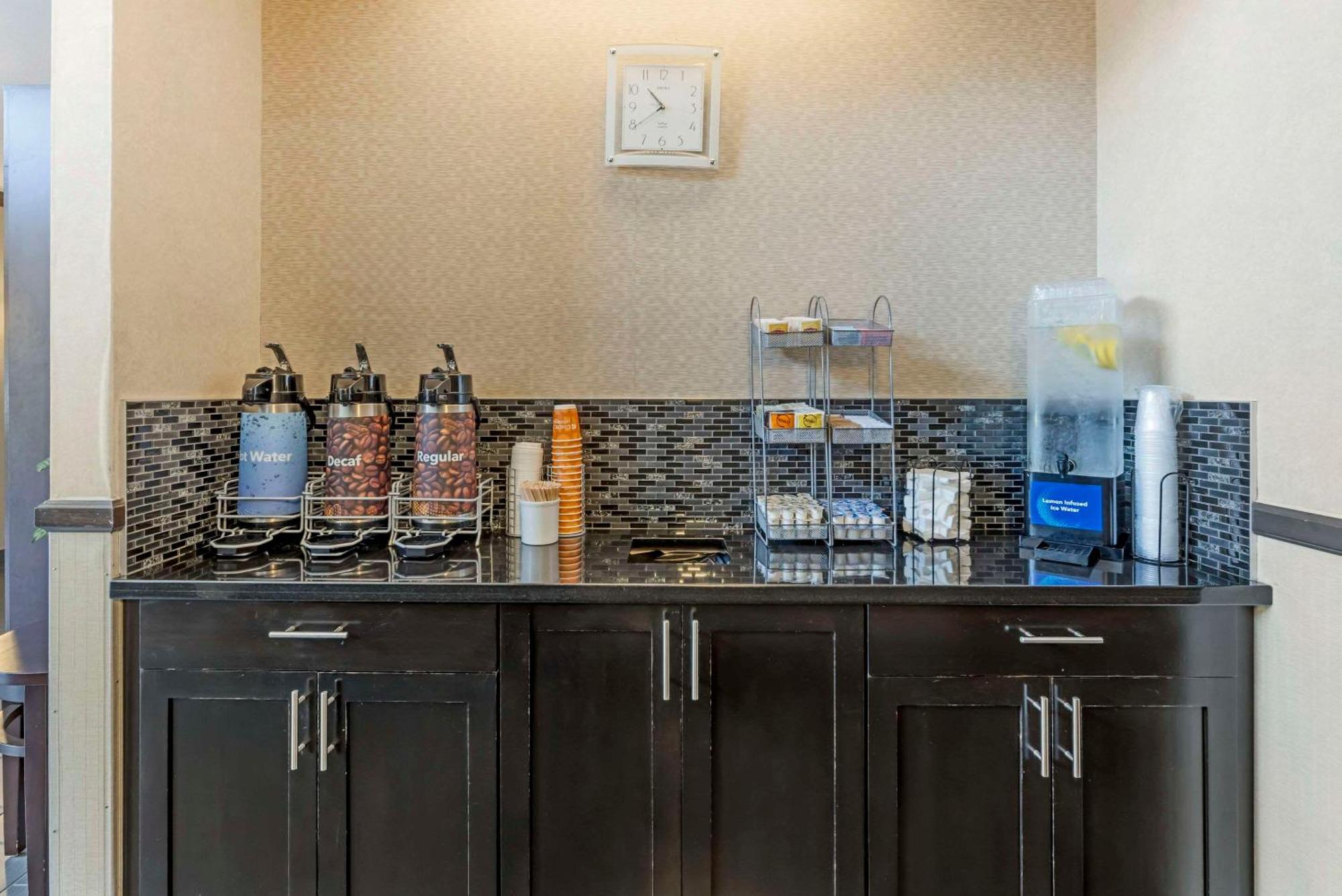 Comfort Suites Near Vancouver Mall Bagian luar foto