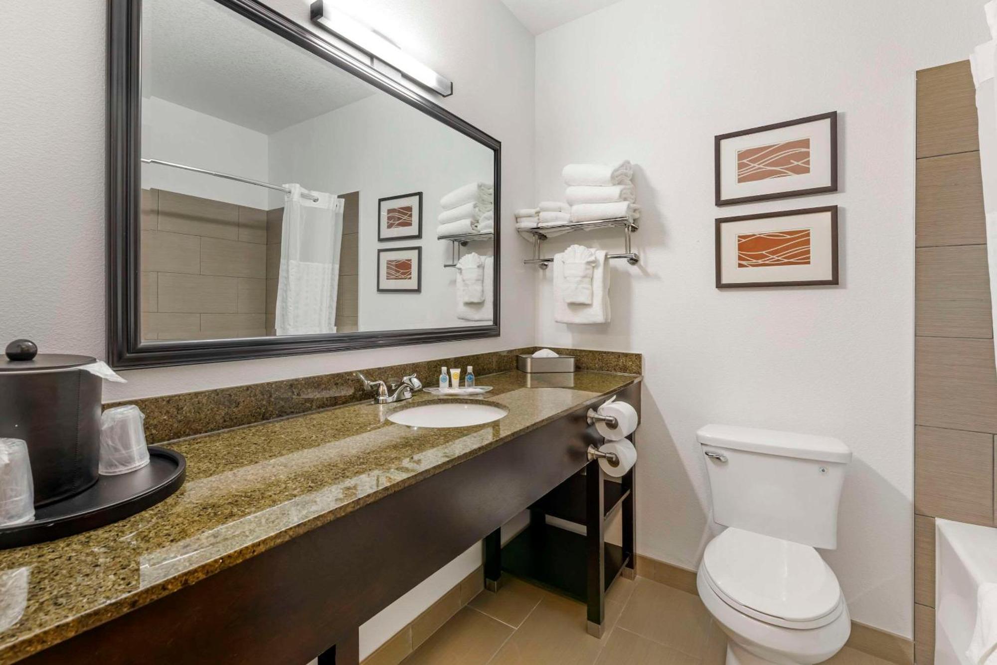 Comfort Suites Near Vancouver Mall Bagian luar foto