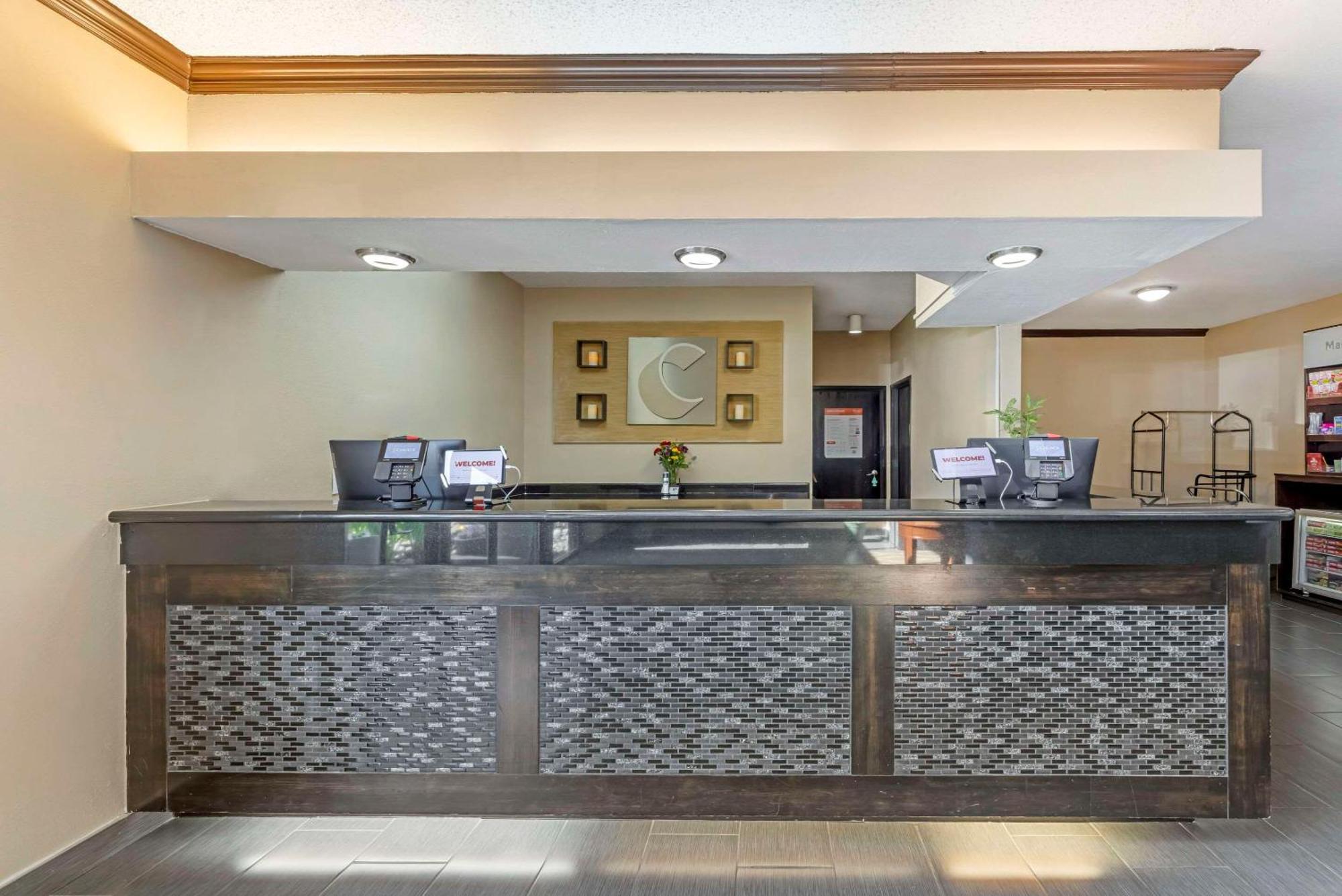Comfort Suites Near Vancouver Mall Bagian luar foto