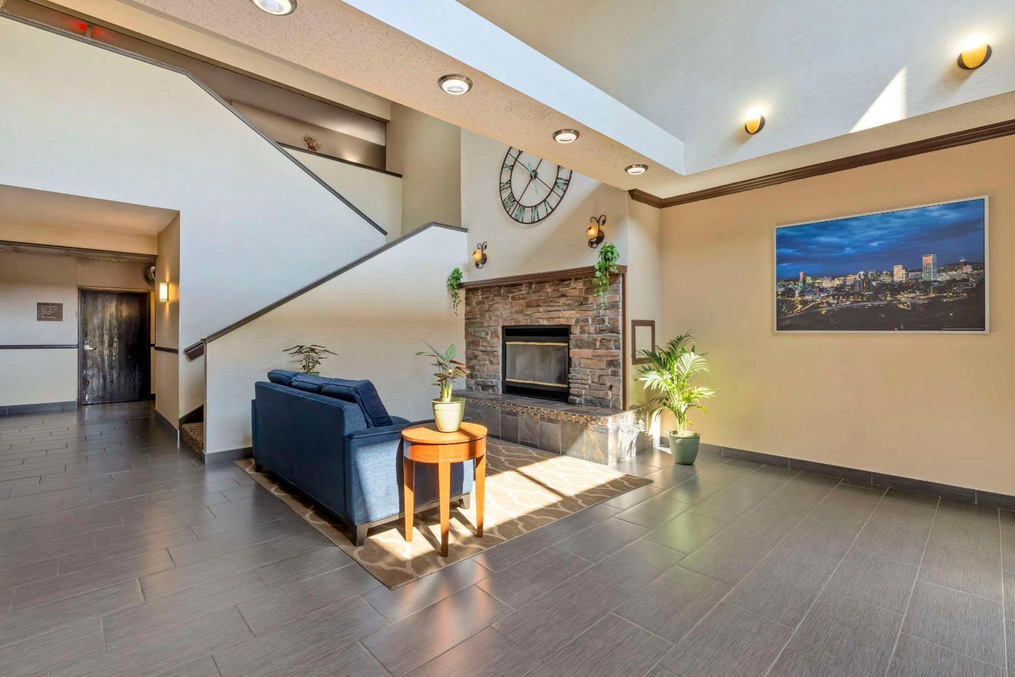 Comfort Suites Near Vancouver Mall Bagian luar foto