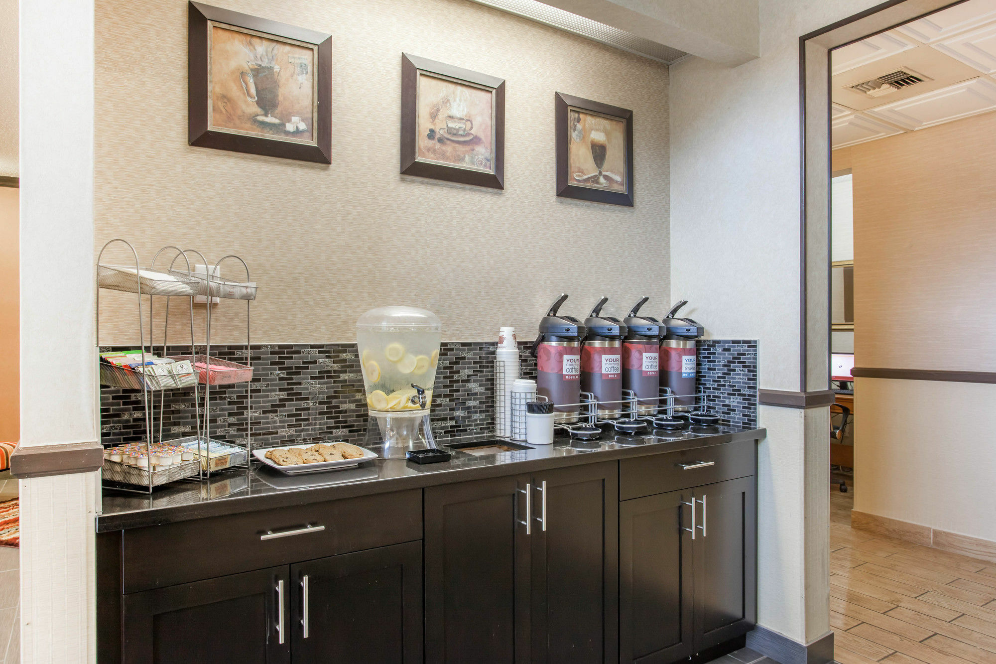 Comfort Suites Near Vancouver Mall Bagian luar foto
