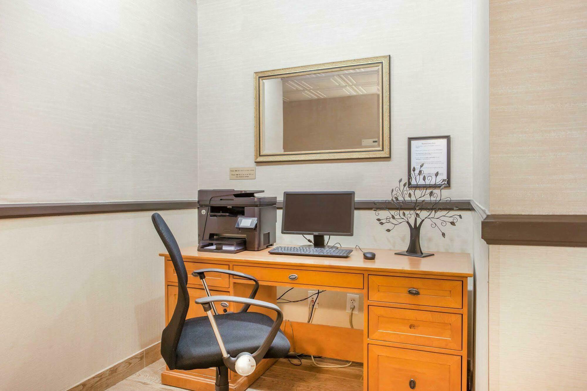 Comfort Suites Near Vancouver Mall Bagian luar foto